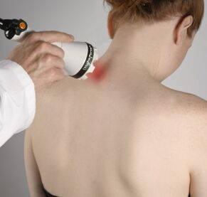 La thérapie au laser aidera à soulager l'inflammation et à activer la régénération des tissus du cou