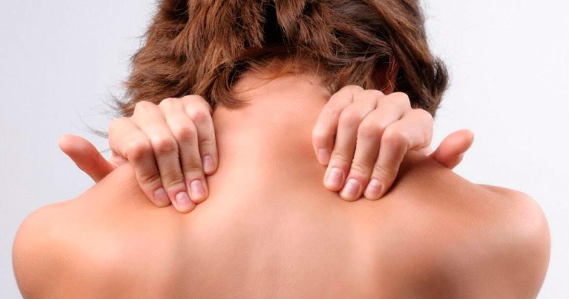 Le cou atteint d'ostéochondrose doit être massé avec les deux mains et en même temps avec les épaules