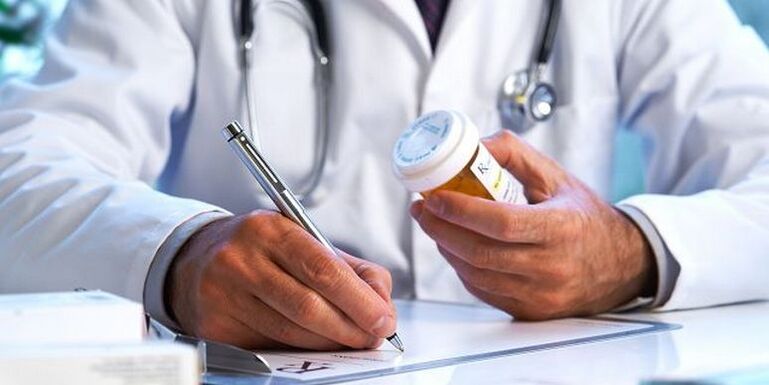Le médecin prescrit des médicaments pour le traitement de l'ostéochondrose
