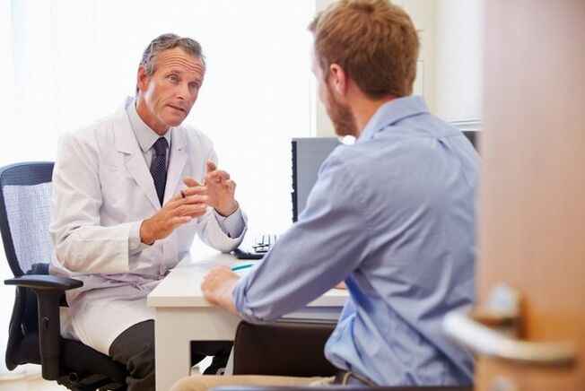 Le patient consulte un médecin au sujet des remèdes populaires pour le traitement de l'ostéochondrose