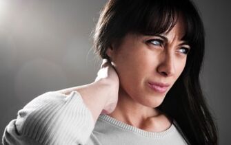 Une femme est préoccupée par les symptômes de l'ostéochondrose cervicale